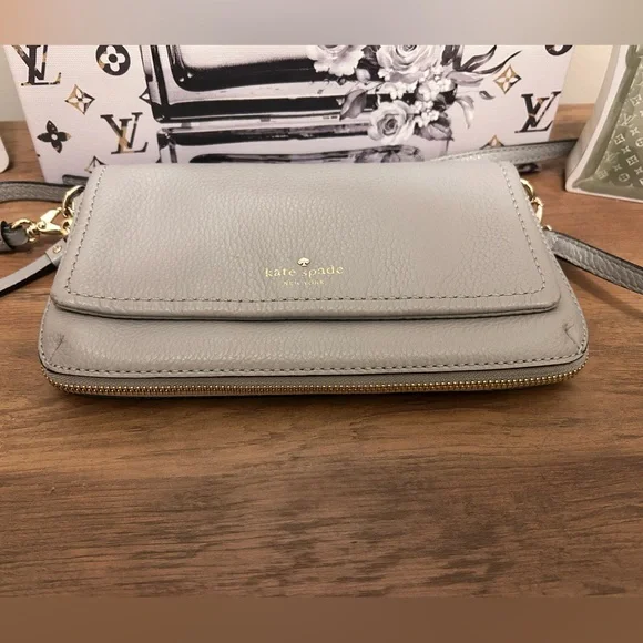 Kate Spade Light Gray Leather Crossbody Bag EUC NO CALLOUTS - Picture 3 of 7